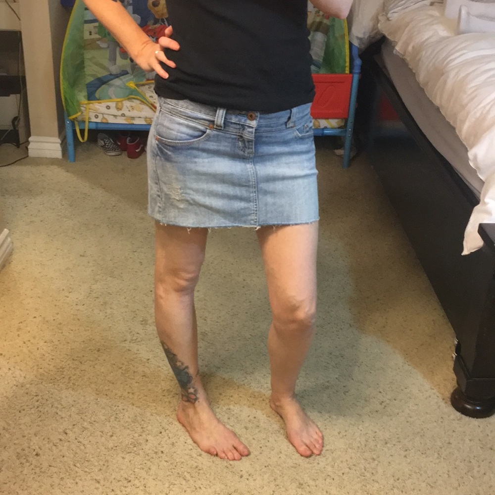 💙Like new Jean skirt by Guess💙 - Picture 1 of 8